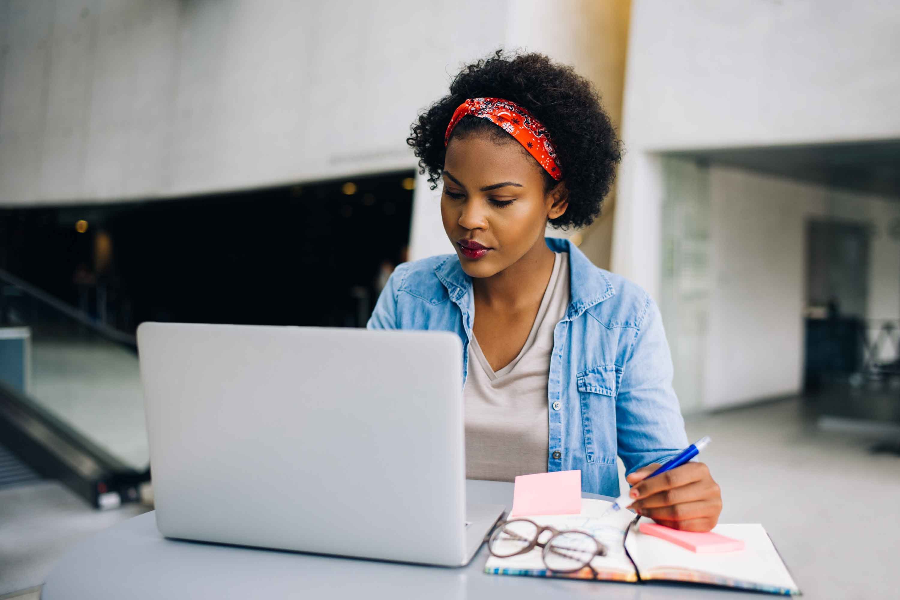 Student with laptop explores finishing her degree at Trevecca.